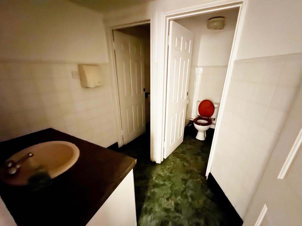 Lot: 58 - PERIOD FREEHOLD RESTAURANT AND UPPER PARTS FOR TOTAL REFURBISHMENT - First floor WC's